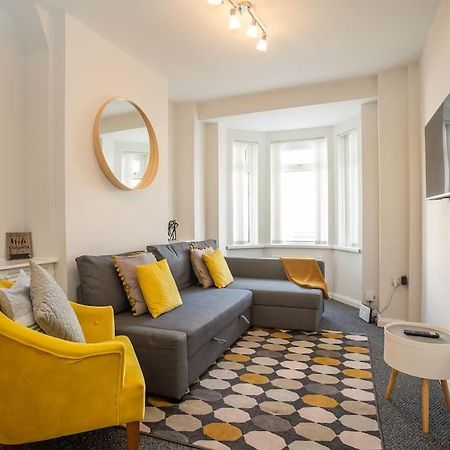 Cozy Townhouse, Walking Distance To Belfast City Exterior photo
