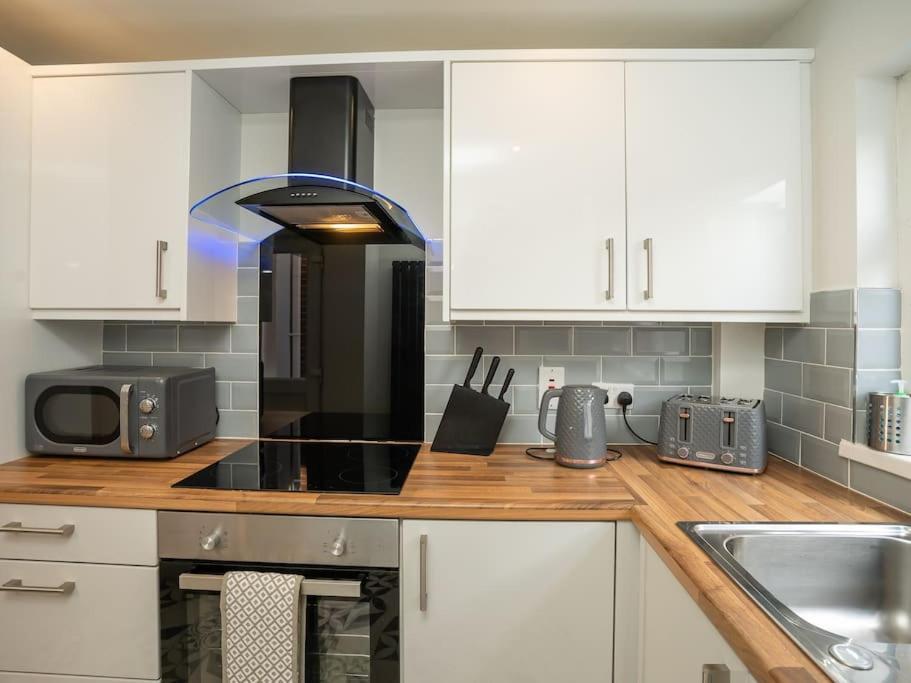 Cozy Townhouse, Walking Distance To Belfast City Exterior photo