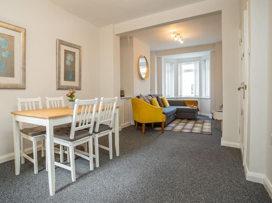 Cozy Townhouse, Walking Distance To Belfast City Exterior photo