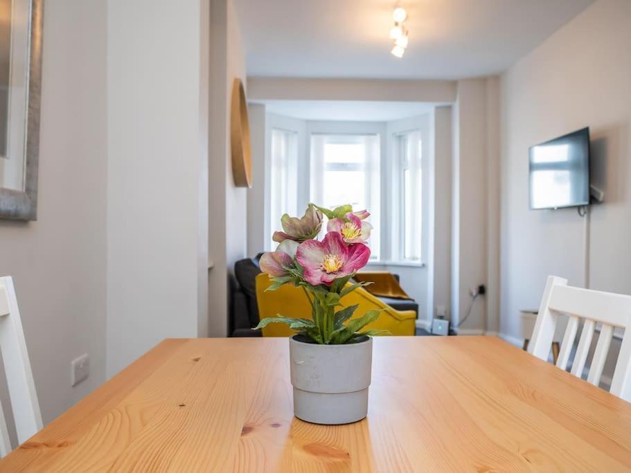 Cozy Townhouse, Walking Distance To Belfast City Exterior photo